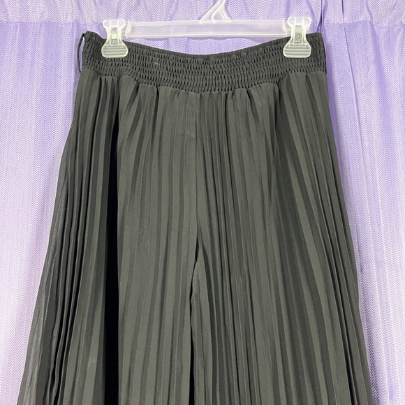 Forever 21 Wide Leg Pleated Pants - Picture 2 of 5